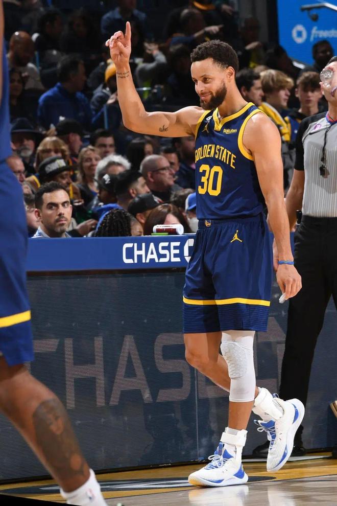 包含金州勇士内部会议纪要流出：赛后强势反弹，NBA常规赛使命明确，身体对抗强度拉满的词条