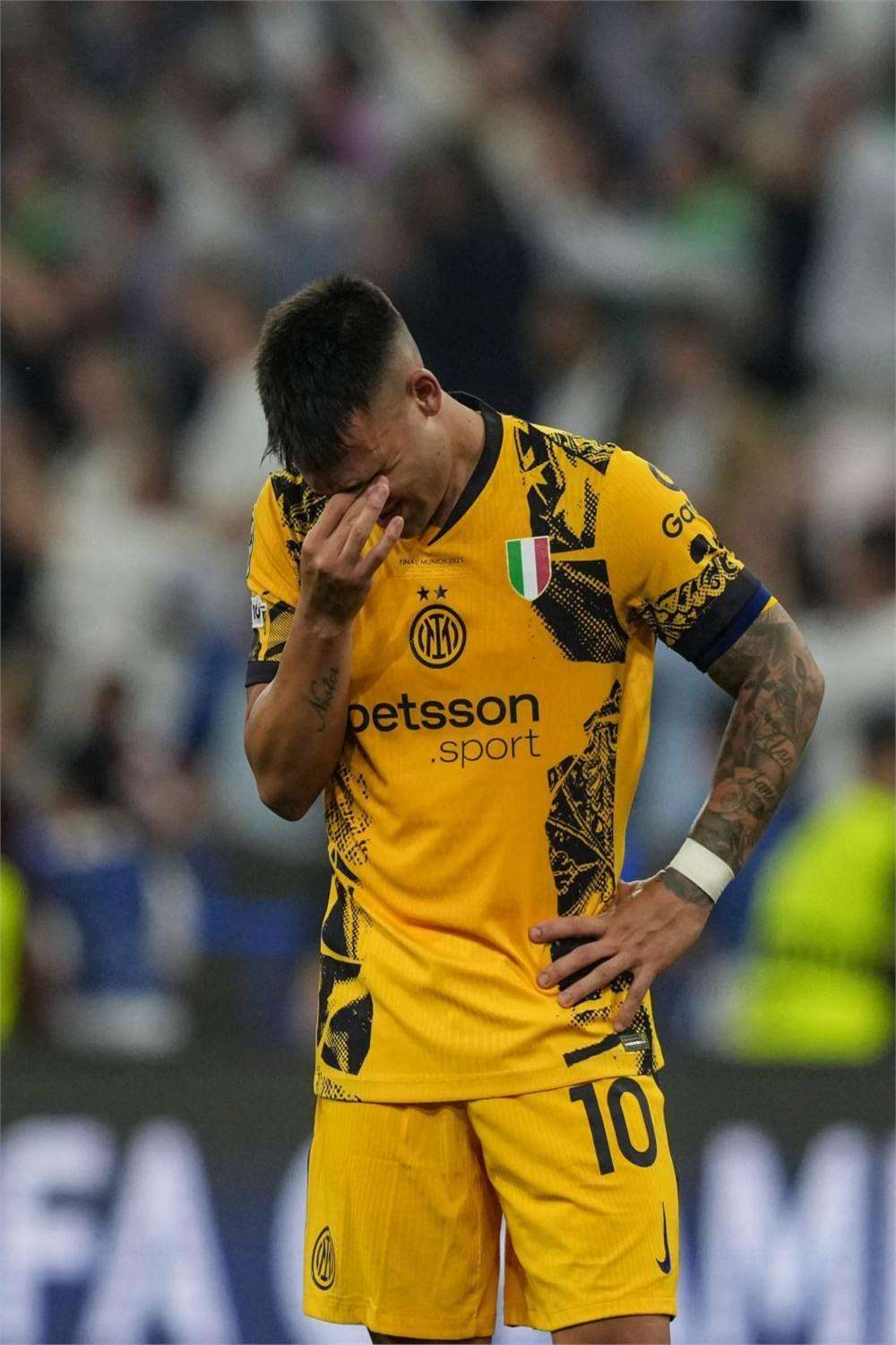 巴塞罗那迎意甲关键赛；今晨远射贴柱；质疑声仍在；纪律约束更严格 