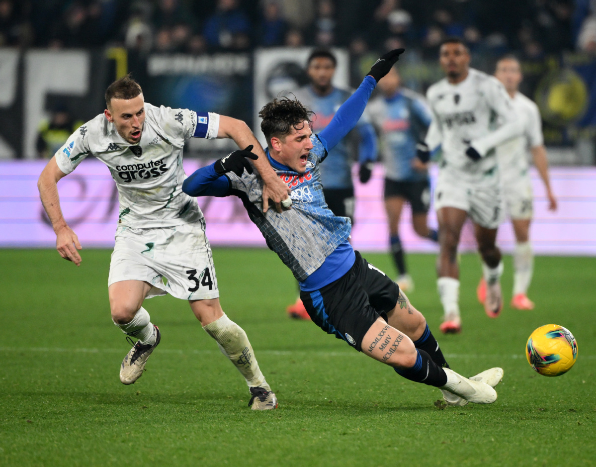 巴塞罗那迎意甲关键赛；今晨远射贴柱；质疑声仍在；纪律约束更严格 