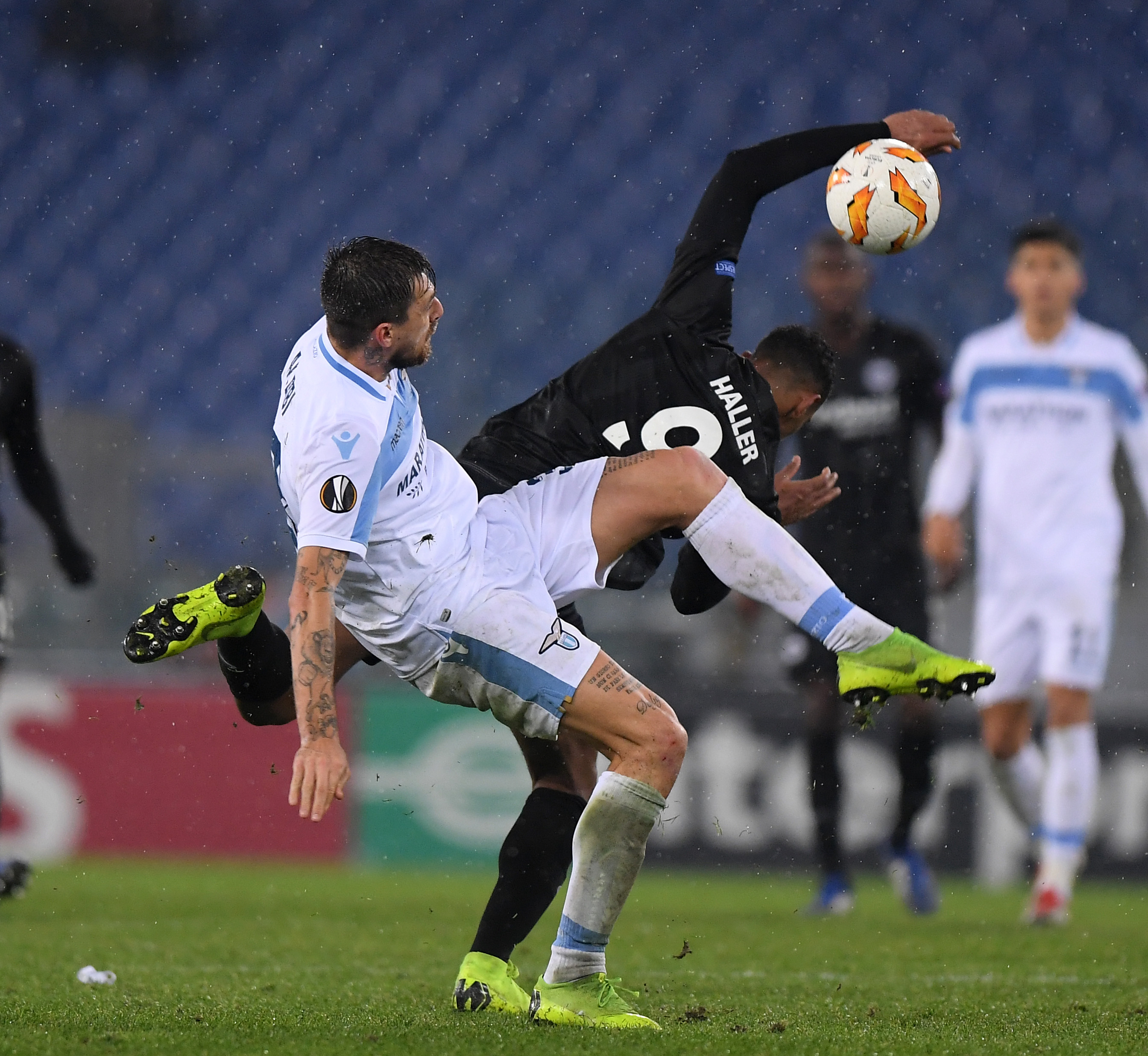 拉齐奥窗口期防线松动；志在欧联名次提升；质疑声仍在；更衣室氛围转暖(拜仁欧冠客战拉齐奥的举换人牌子的女裁判)