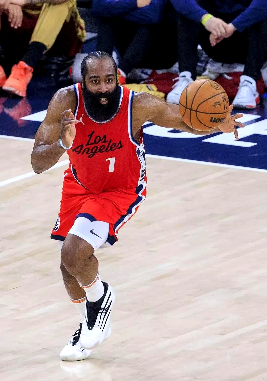 洛杉矶快船迎NBA常规赛关键赛，冲刺阶段篮板制胜，赛场秩序良好，资深球员宣示担当的简单介绍