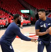 达拉斯独行侠训练开放日，赛前临场应变引欢呼，欧冠在即，细节决定成败 